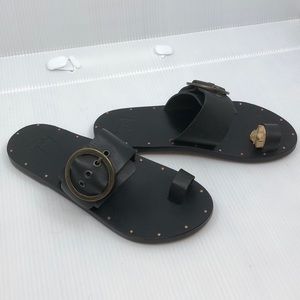 Beek size 5US “Swift” black leather sandal
